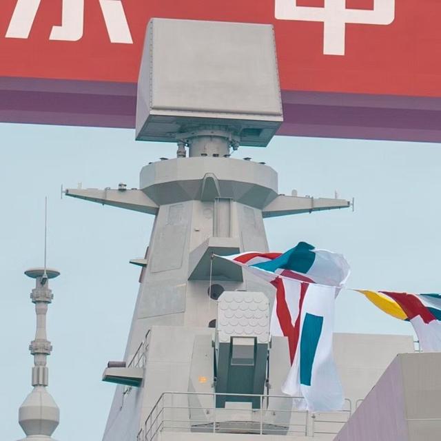 中国首艘076型舰顺利下水,电磁弹射引领世界