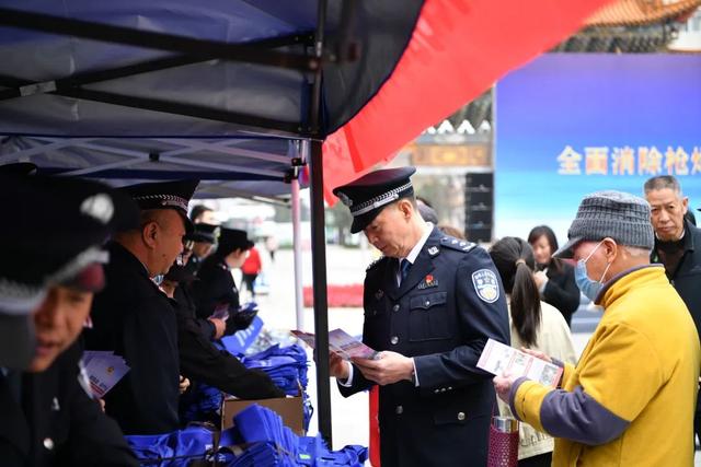 男子携气枪现身南屏步行街引关注