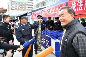 男子携气枪现身南屏步行街引关注