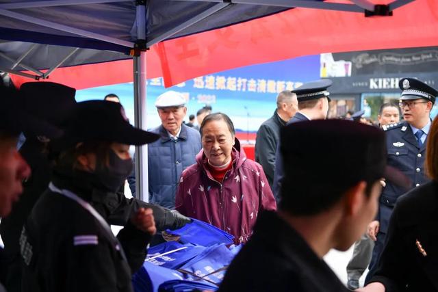 男子携气枪现身南屏步行街引关注